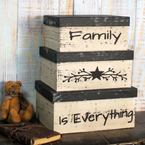 Vista 4 de CVHOMEDECO. Cajas anidadas rectangulares vintage primitivas de cartón “La familia lo es todo”, grandes 12 x 9 x 14 cm. Juego de 3.