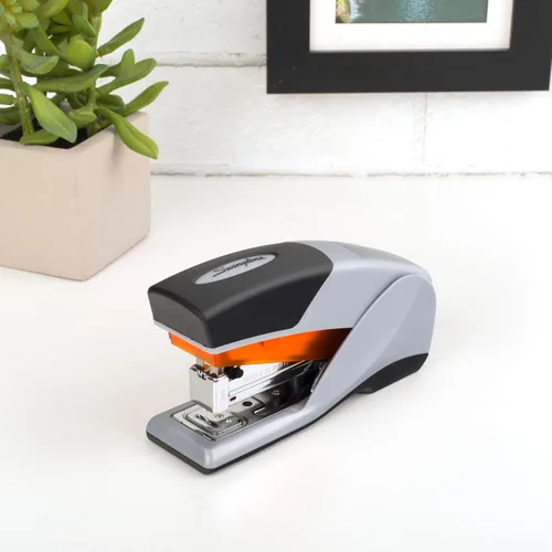 Vista 2 de Swingline Engrapadora, engrapadora de escritorio, tamaño compacto, capacidad de 25 hojas, Optima 25 Esfuerzo reducido, naranja/gris (66412)