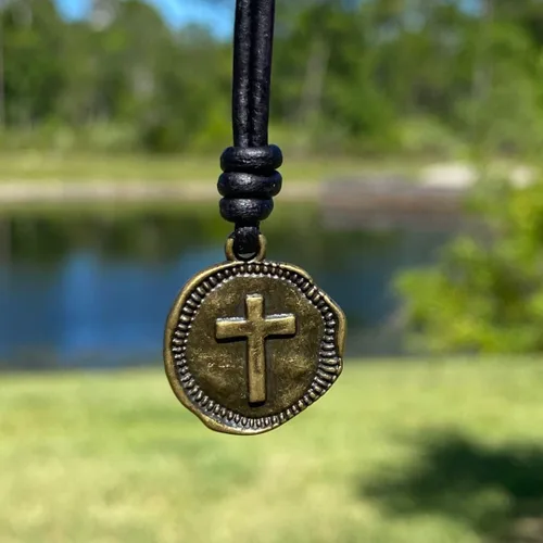 Vista 5 de Collar de Cruz de Cuero para Hombres - Moneda de Cruz para Hombre, Colgante Religioso, Collares de Medallón, Regalo de Navidad, Colgante Católico