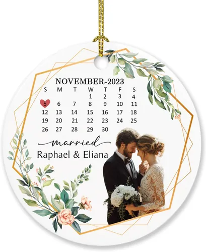 Vista 4 de Foto personalizada, adorno de matrimonio de nuestra primera Navidad 2023, regalo para novio, novia, señor y señora, foto y calendario, adorno