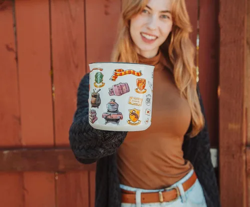 Vista 5 de Harry Potter Hogwarts All Over Icons Destination - Taza de cerámica para cámper Regalos y coleccionables del mundo mágico Capacidad para 20 onzas