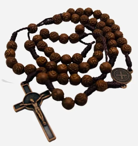 Vista 2 de Set de regalo de rosario de San Benito con marcapáginas de oración católica