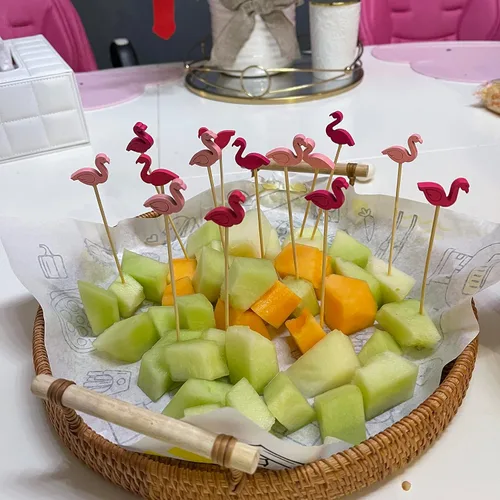 Vista 4 de 100 palillos de bambú de flamenco de 5 pulgadas, palillos de dientes de comida para bebidas de embutidos, selecciones de alimentos de frutas