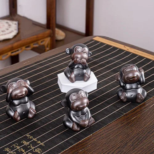 Vista 2 de Juego de 4 estatuas de monos sabios, cerámica negra, no escucha el mal, no ve, no habla mal, no habla mal, no hacer mal, no hacer mal, figuras
