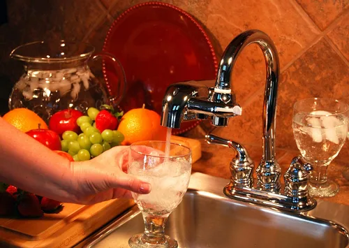 Vista 2 de Instapure Sistema de filtración de agua F8 Ultra Tap (cromo) NSF/ANSI 372 certified; reduces Lead, VOCs, Chlorine, Taste, Odor; 100-gallon