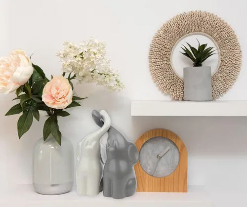 Vista 6 de LAIDANLA Elefantes beige y grises, moderno juego de esculturas de cerámica amoroso, figura de elefante de 6.3 pulgadas para decoración de regalos