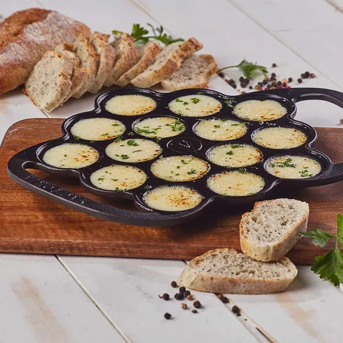 Vista 7 de Victoria - Sartén de hierro fundido para poffertjes holandeses con asas de bucle, precurada con aceite de linaza, fabricada en Colombia