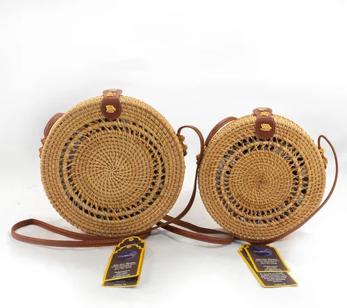 Vista 3 de ShelterCast Boho Circle bolsa redonda hecha a mano de ratán para un estilo sin esfuerzo