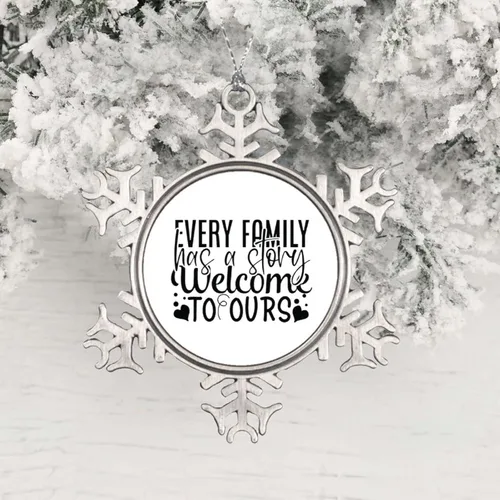 Vista 2 de Adorno de copo de nieve para recuerdo de Navidad, cada familia tiene una historia, bienvenido al nuestro, recuerdo de metal, divertido colgante