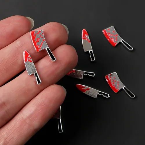 Vista 6 de Abalorios de aleación para uñas de Halloween, cuchillo plateado y rojo de terror, gemas de uñas con cuchillo sangriento metálico 3D, dijes de arte