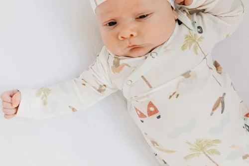 Vista 13 de Copper Pearl Gorro de bebé con nudo superior elástico suave Millie