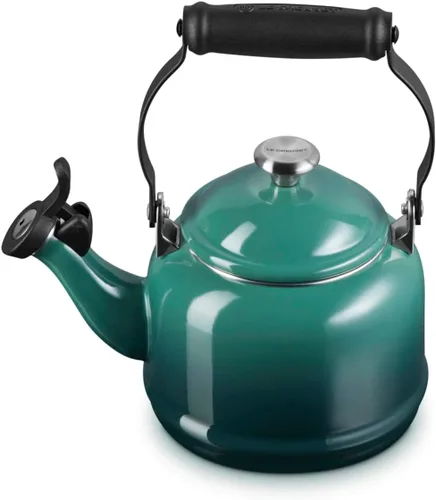 Vista 3 de Le Creuset Juego de 2 tazas esmaltadas en acero con acabados metálicos y cerámica, 1.25 cuartos de galón de agua y (2) tazas de 14 onzas, Artichaut