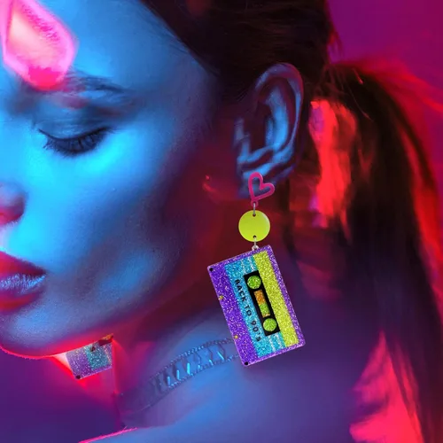 Vista 4 de RechicGu Aretes de aro de corazón de neón de los años 80 y 90 para fiesta brillante, atuendo retro de los años 70, accesorios de joyería, regalo