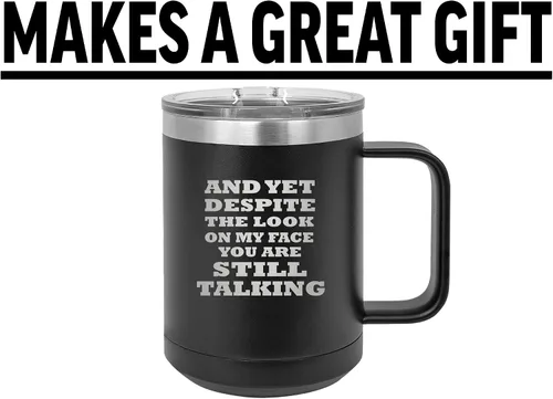 Vista 5 de Rogue River Tactical Divertida taza de café de acero inoxidable resistente con tapa y sin embargo a pesar de la mirada en mi cara, todavía estás
