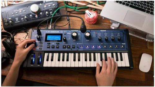 Vista 2 de Novation Ultranova sintetizador modelado análogo serie Nova, Azul