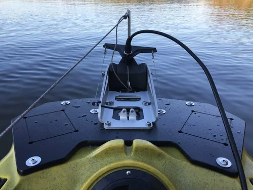 Vista 5 de Wilderness Systems Placa de montaje de popa de kayak Gen 2 Compatible con kayaks ATAK 120 Montaje de motor Torqueedo Montaje en poste