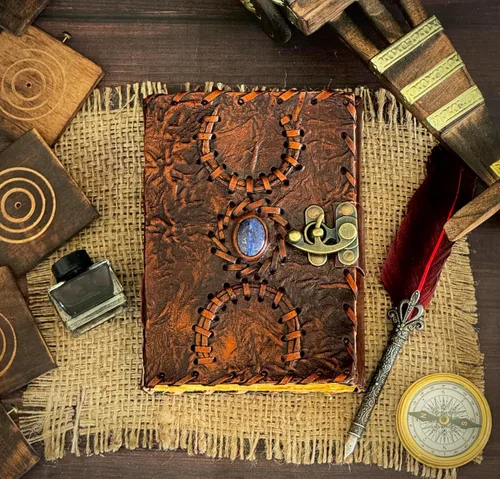 Vista 9 de SH SHIFAA HANDICRAFT Hocus Pocus - Diario de cuero con triple luna