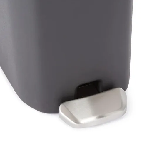 Vista 4 de Amazon Basics Basurero de plástico compacto para baño con tapa de cierre suave, pedal manos libres, cubo interior extraíble, 6 litros/1.6 galones