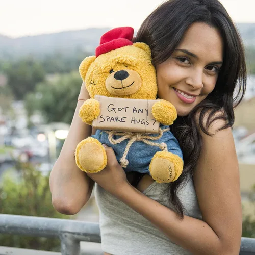 Vista 6 de Hollabears Oso de peluche para el día de San Valentín Hobo Got Any Spare Hugs de 10 pulgadas