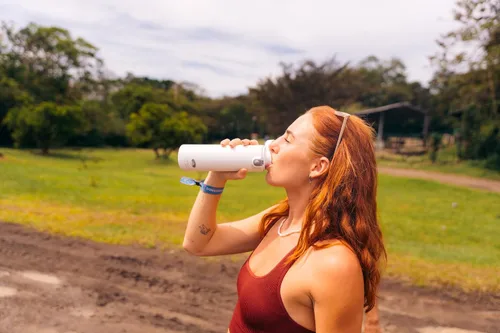Vista 7 de GSI Outdoors Microlite 500 - Botella aislada al vacío abatible, ligera, taza de viaje de acero inoxidable, tapa abatible a prueba de fugas, termo