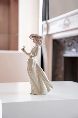 Vista 2 de NAO Suave brisa Figura de mujer de porcelana.