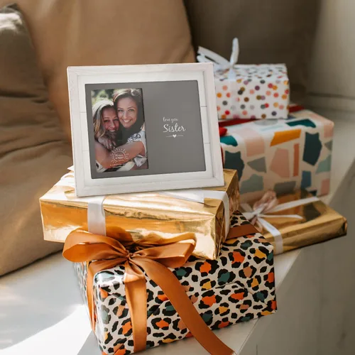 Vista 4 de Pavilion Gift Company - Marco de fotos Love You Sister MDF para fotos de 4 x 6 pulgadas, marco de fotos envejecido, acabado de grano de madera