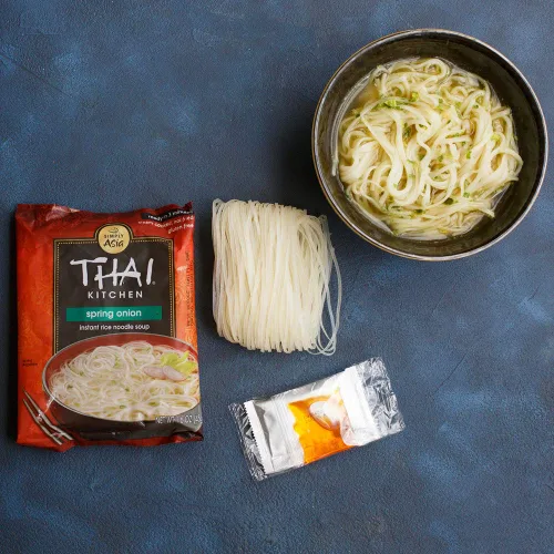 Vista 4 de Thai Kitchen Sopa instantánea de fideos de arroz de cebolla de primavera sin gluten, 1.6 oz