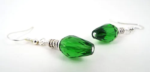 Vista 3 de Pendientes perforados de cristal con bombilla de árbol de Navidad verde con alambres de oreja de plata esterlina