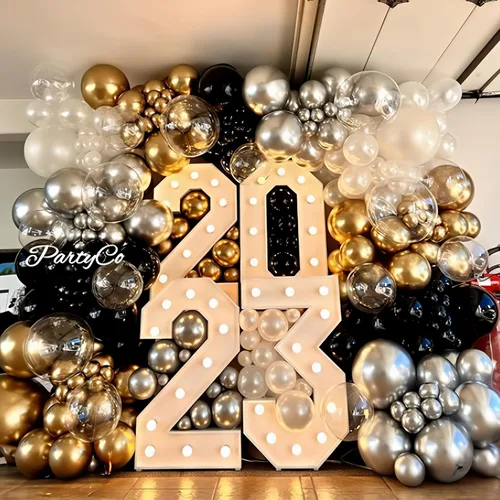 Vista 4 de Kit de arco de guirnalda de globos de Año Nuevo, globos de estrella de explosión negros y dorados, globos de estrella de explosión negra perla