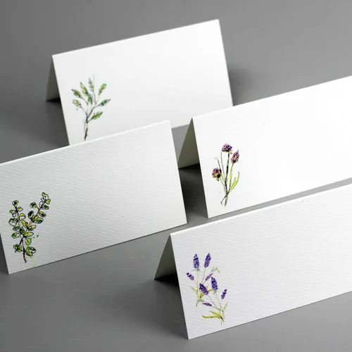 Vista 2 de HERB - Tarjetas de lugar (4 hierbas) para cenas y eventos. Estilo de tienda de campaña de mesa, puntuadas para plegarse fácilmente. Disponible