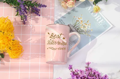 Vista 3 de Taza con texto en inglés "Best Sister in Law Ever", regalos de hermana o cuñado, 14 onzas, color rosa con caja de regalo, cuchara, posavasos