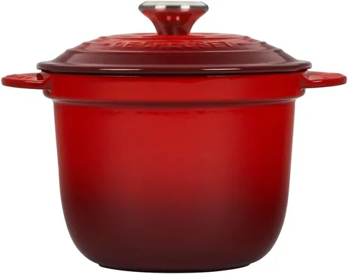 Vista 2 de Le Creuset - Arrocera de hierro fundido esmaltado con tapa y inserto de cerámica, 2.25 cuartos de galón, Cerise
