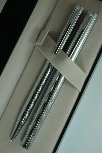 Vista 7 de Sheaffer Limited Collections Intensity 9241 Diamond cut Grabado Barrel Duo de bolígrafo y bolígrafo