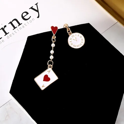 Vista 2 de Aretes colgantes de póquer para mujer, aretes de reina de corazón rojo, aretes de tarjeta de póquer con corazón rojo, aretes asimétricos largos