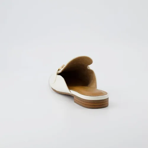 Vista 5 de CUSHIONAIRE Sandalias Yates con hebilla para mujer + espuma viscoelástica, anchos disponibles, Bone charol