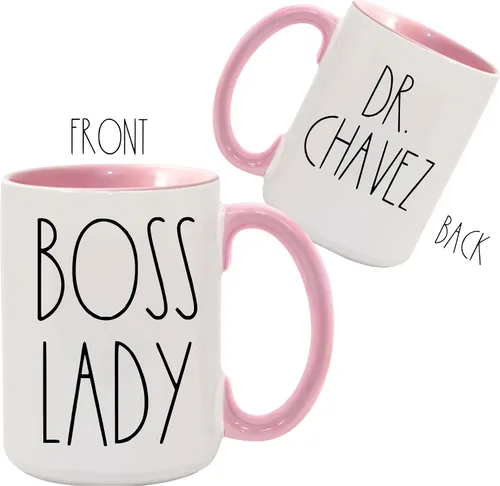 Vista 2 de BOSS LADY Farmhouse - Taza de cerámica de 15 onzas con inspiración estilo flaco Font PINK! Tu texto personalizado en la parte posterior
