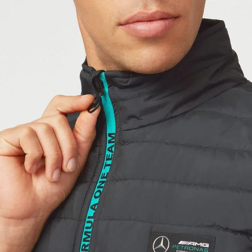 Vista 6 de Mercedes AMG Petronas Formula One Team - Producto oficial de Fórmula 1 - Chaleco acolchado ligero - Negro - M, Negro