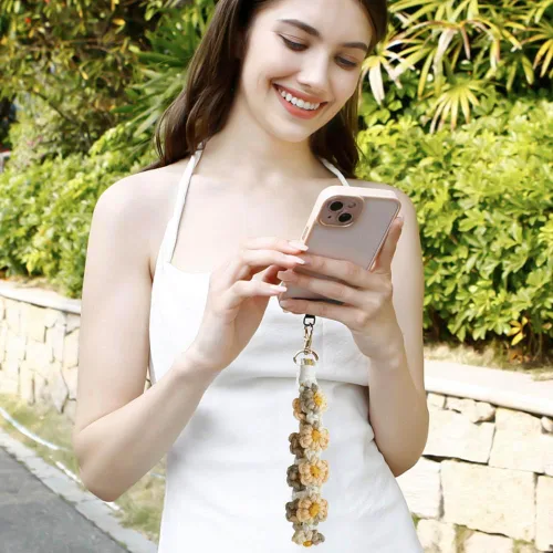 Vista 3 de VIOKKO Correa de muñeca de macramé bohemio para teléfono, cordón para teléfono celular con lengüeta de sujeción, pulsera con soporte para correa