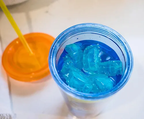 Vista 5 de Disney Lilo & Stitch Taza de carnaval con popote reutilizable, tapa a prueba de fugas, cubos de hielo de plástico, vaso de plástico sin BPA, vaso