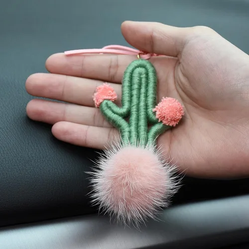 Vista 3 de Colgante de cactus de ganchillo para espejo retrovisor de automóvil, plantas peludas, adorno colgante para decoración del interior del automóvil