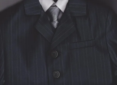 Vista 4 de Traje de rayas gris oscuro de 5 piezas con corbata plateada