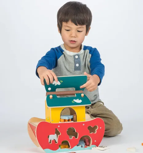 Vista 4 de Tender Leaf Toys - Juguete clasificador de formas de animales del Arca de Noé de madera - Fomenta el juego imaginativo, mejora las habilidades