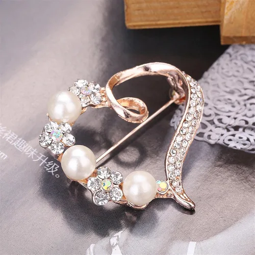 Vista 5 de Guoshang - Broche coreano con diseño de corazón de melocotón y perlas con diamantes de imitación accesorios de ropa para mujer