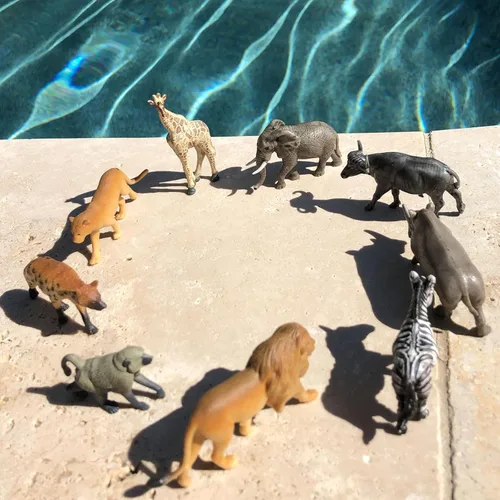 Vista 6 de Safari Ltd. Animales sudafricanos TOOB - 9 figuras de elefante, león, jirafa y más - Juego de juguetes educativos para niños, niñas y niños a partir