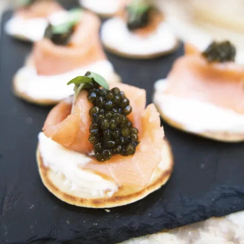 Vista 3 de Caviar Osetra Premium – Huevas de esturión ruso ámbar con sabor cremoso a nuez (1 onza (0.99 oz))