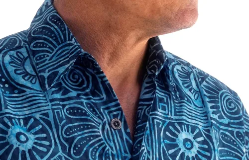 Vista 9 de Johari West Camisa de batik hawaiana tropical de verano de Antigua, Azul
