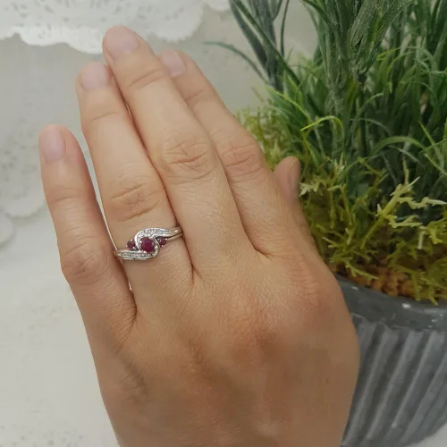 Vista 2 de Dazzlingrock Collection - Juego de anillos de compromiso para novia, oro blanco y rubí de 18 quilates