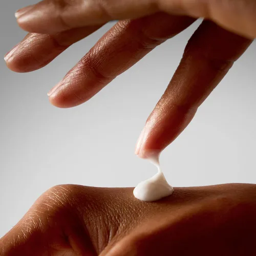 Vista 4 de Alo Hidratante facial luminizante Squalane para una hidratación ligera durante todo el día Almendra dulce y vitamina E nutre y revive la piel
