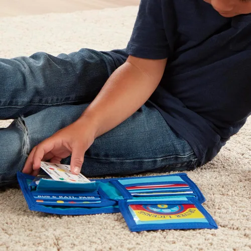 Vista 8 de Melissa & Doug Billetera de juguete con dinero y tarjetas (45 piezas)