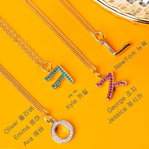 Vista 5 de MEZMIC 1829 Hangeul_Colgante con inicial del alfabeto coreano A chapado en oro de 18 quilates con circonita cúbica en 3D de plata de ley con 14